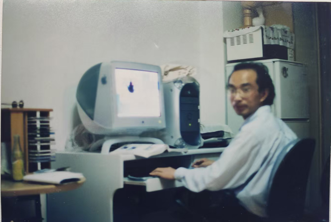 我坐在蘋果電腦前的一張老照片——請(qǐng)人代寫回憶錄可說的999件事（2）
